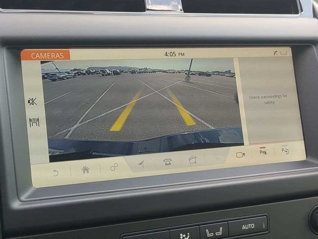Thumbnail: 2020 Land Rover Discovery - 30