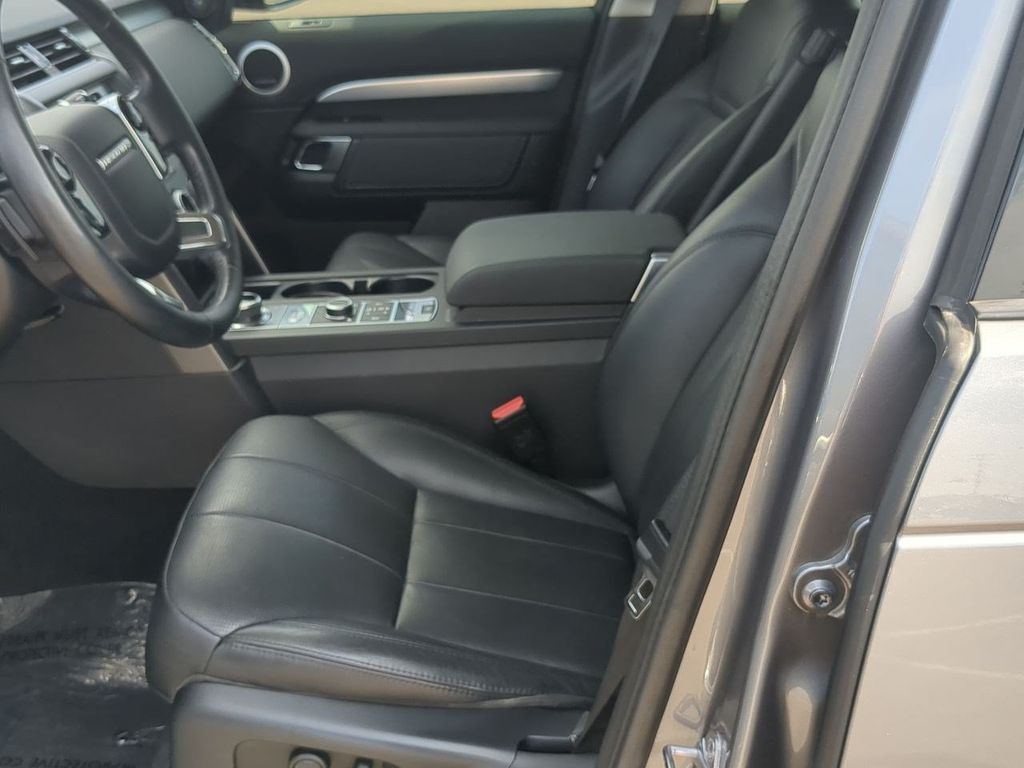 Thumbnail: 2020 Land Rover Discovery - 10