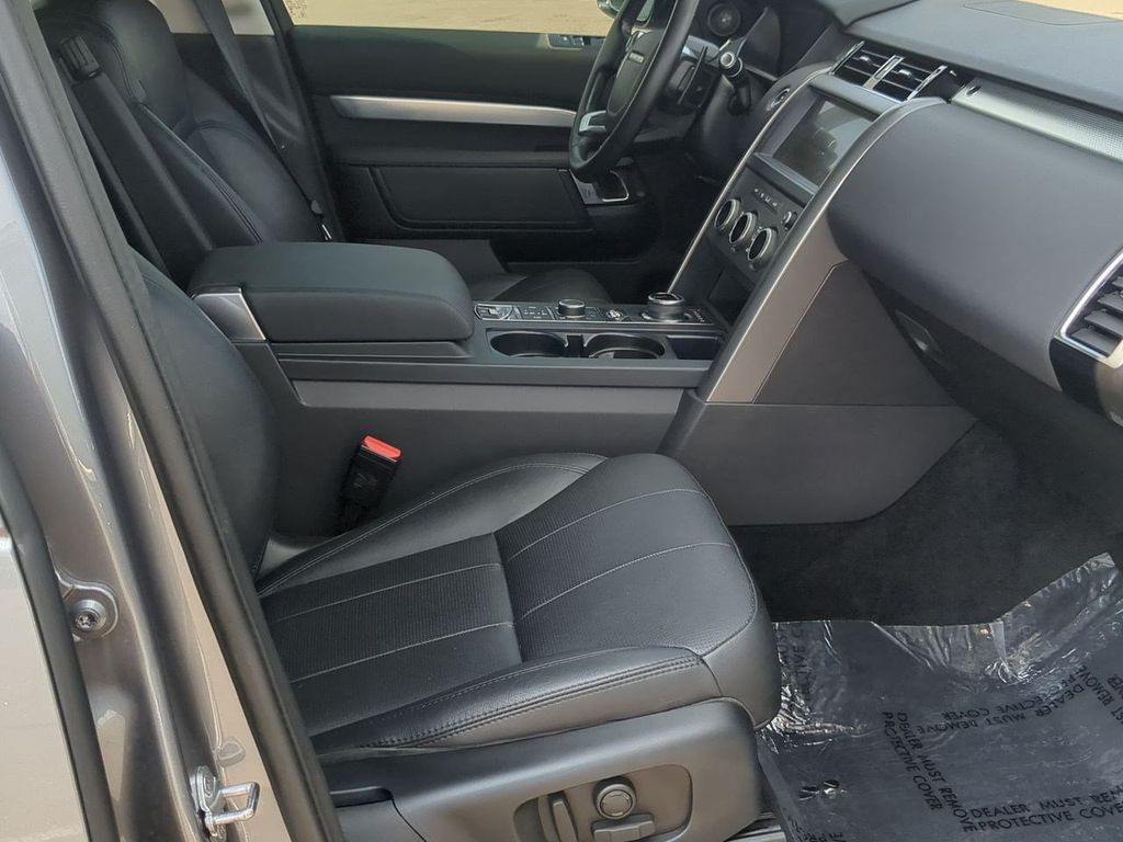 Thumbnail: 2020 Land Rover Discovery - 11