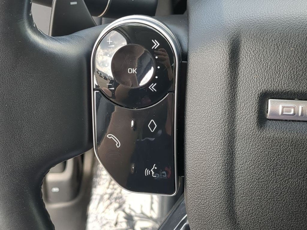 Thumbnail: 2020 Land Rover Discovery - 18