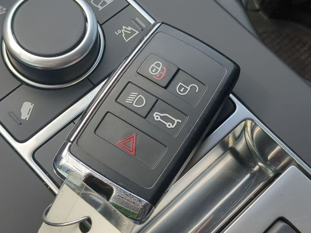 Thumbnail: 2020 Land Rover Discovery - 14