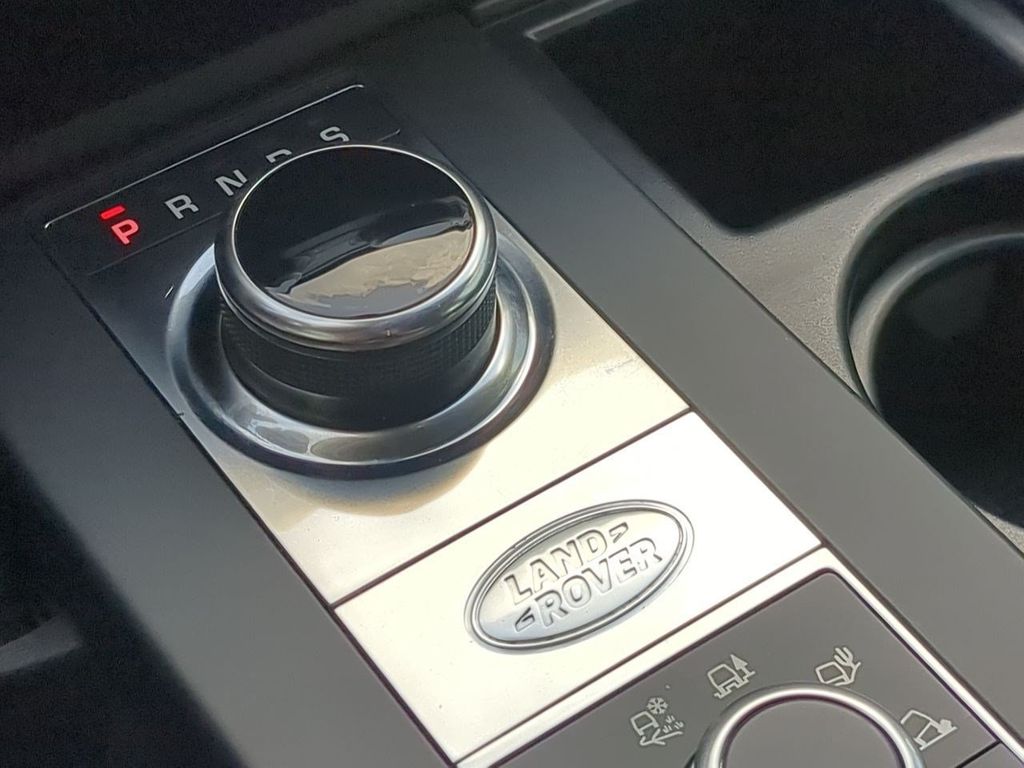 Thumbnail: 2020 Land Rover Discovery - 16