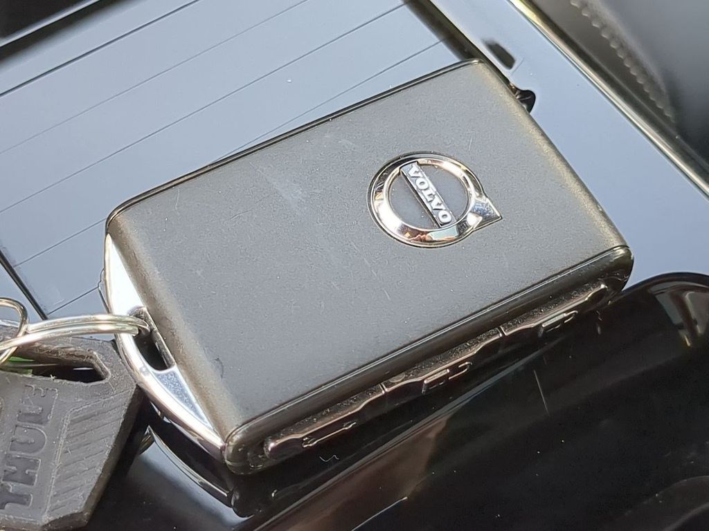 Thumbnail: 2024 Volvo V60 - 32