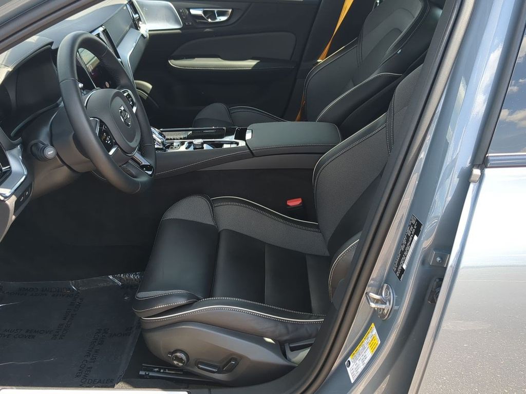 Thumbnail: 2024 Volvo V60 - 10