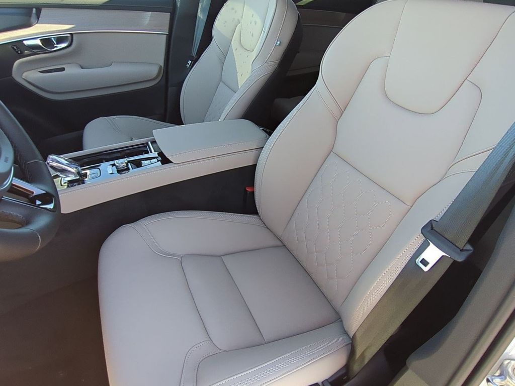 Thumbnail: 2026 Volvo XC90 - 10