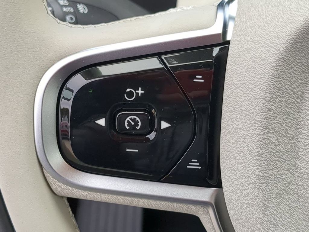 Thumbnail: 2026 Volvo XC90 - 32