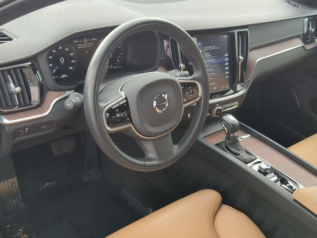 Thumbnail: 2020 Volvo V60 - 2