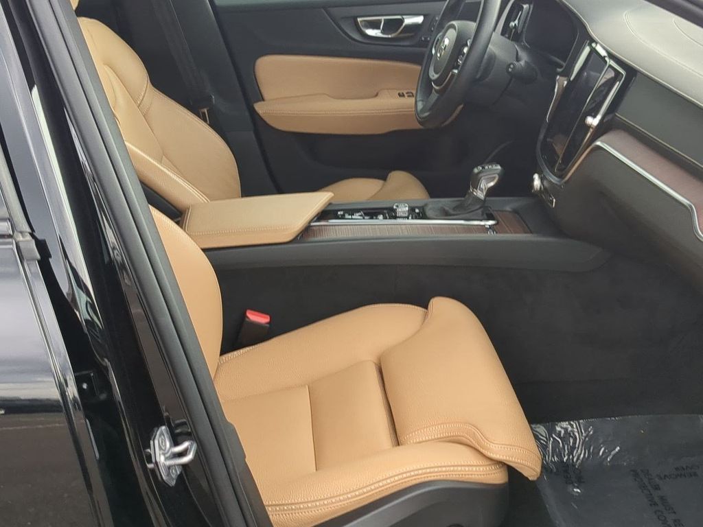 Thumbnail: 2020 Volvo V60 - 11