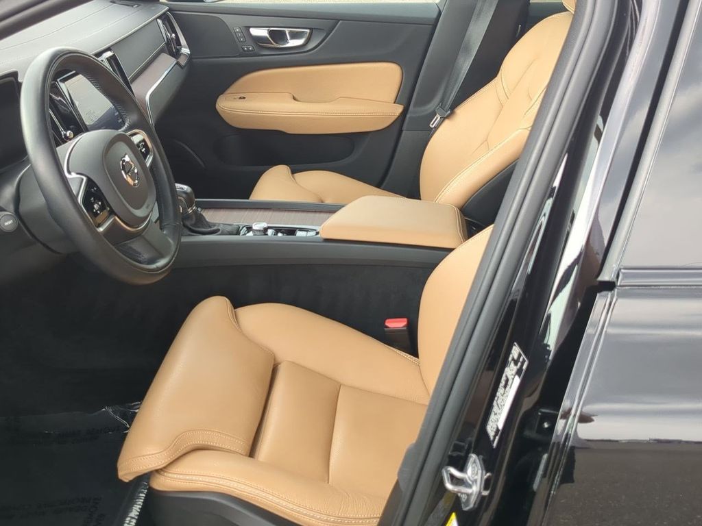 Thumbnail: 2020 Volvo V60 - 10