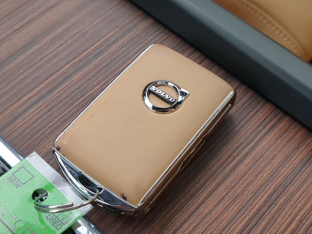 Thumbnail: 2020 Volvo V60 - 17