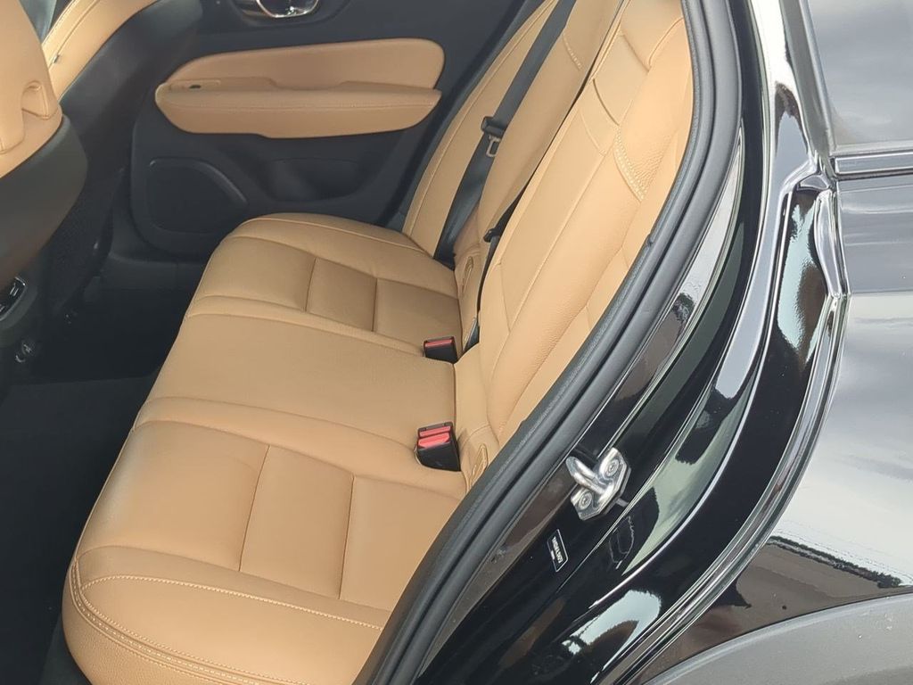 Thumbnail: 2020 Volvo V60 - 25