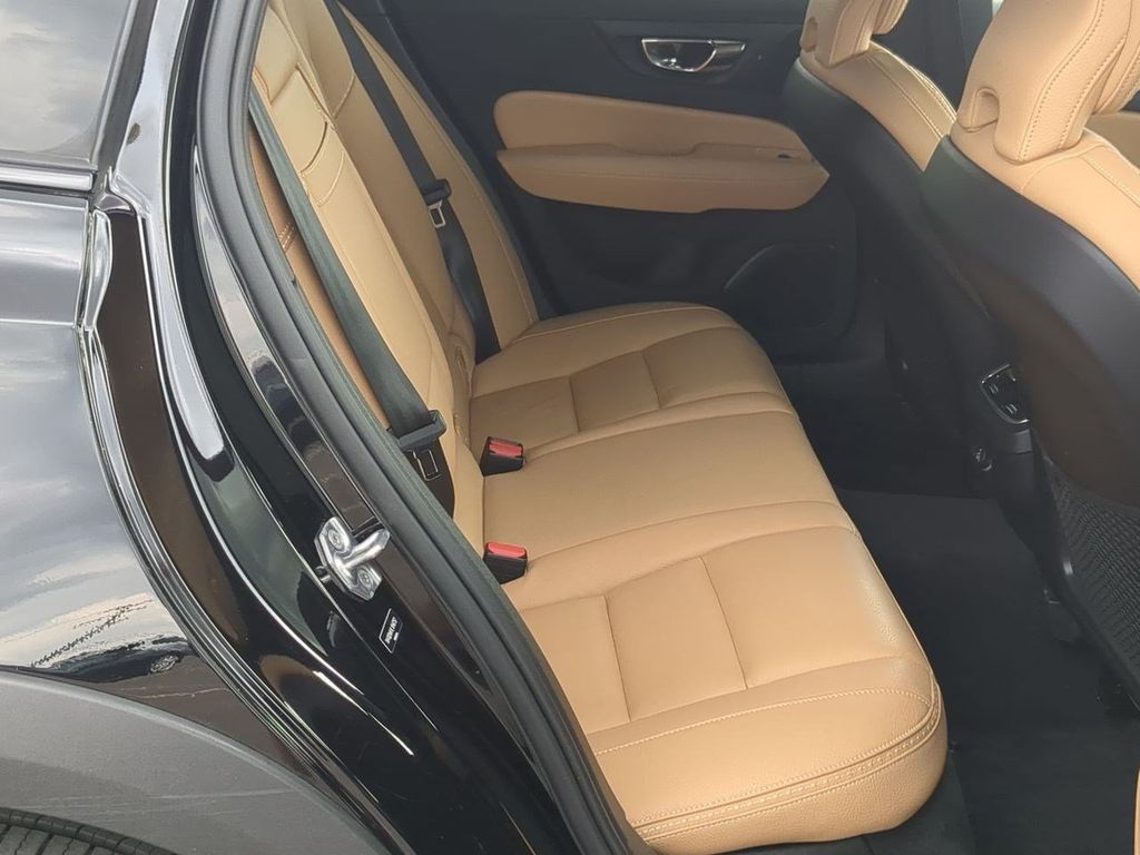 Thumbnail: 2020 Volvo V60 - 26