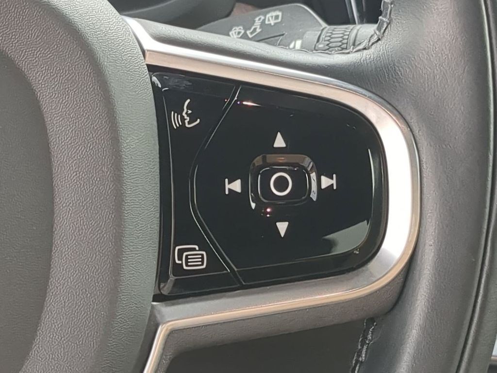 Thumbnail: 2020 Volvo V60 - 28