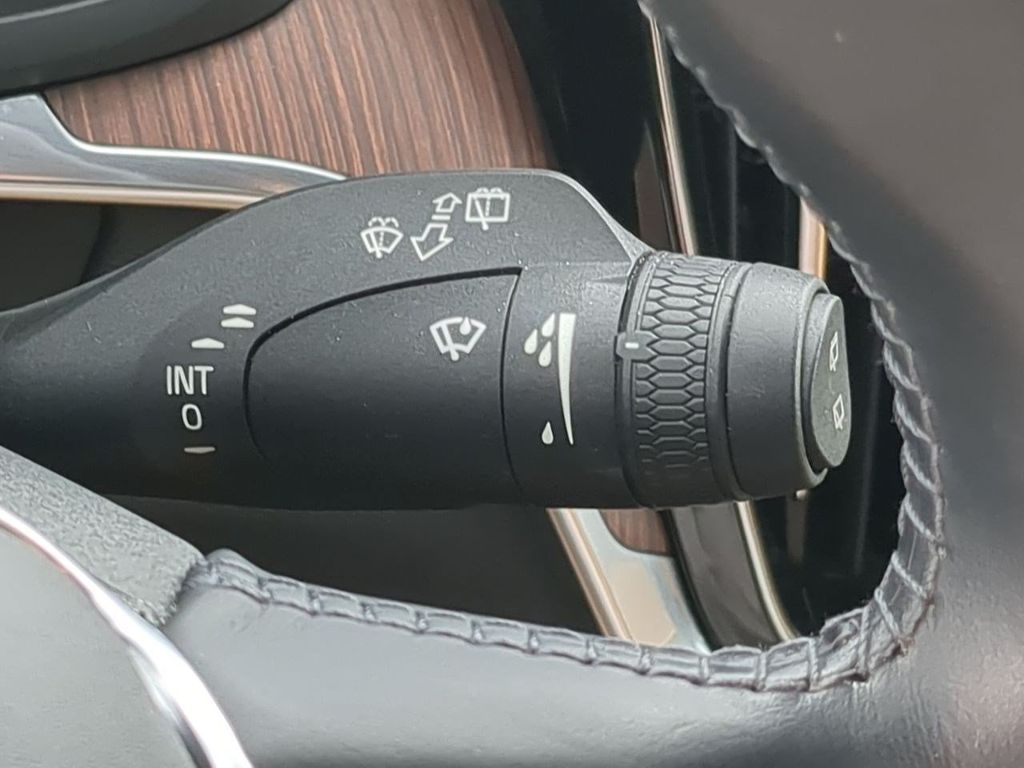 Thumbnail: 2020 Volvo V60 - 29