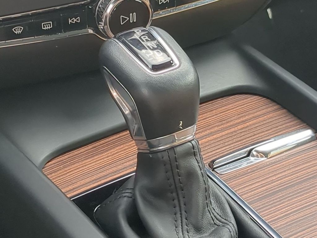 Thumbnail: 2020 Volvo V60 - 15