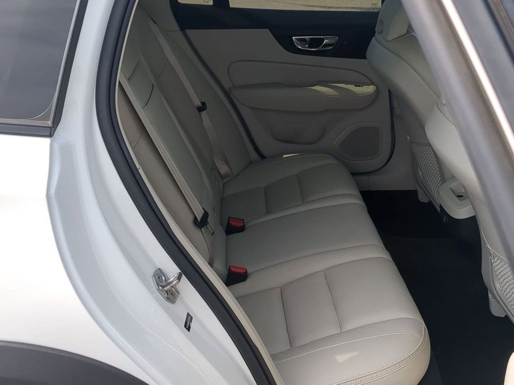 Thumbnail: 2020 Volvo V60 - 25