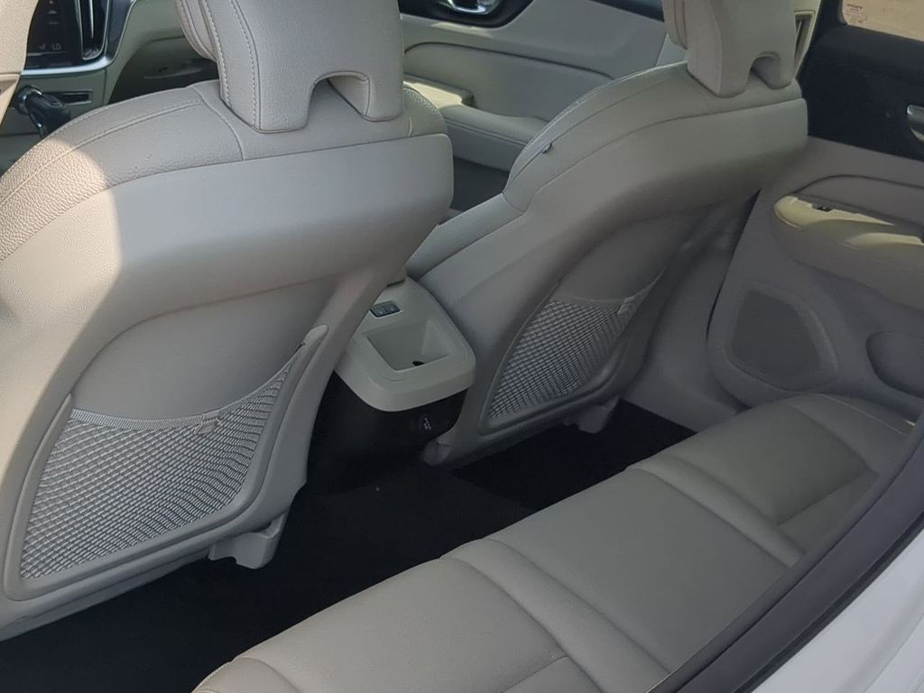 Thumbnail: 2020 Volvo V60 - 12
