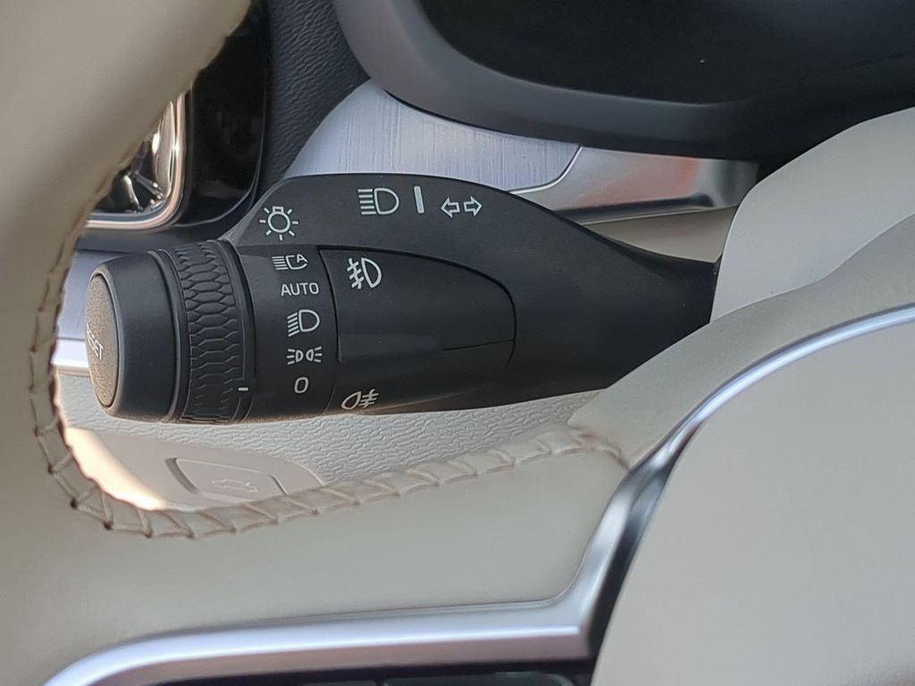 Thumbnail: 2020 Volvo V60 - 28
