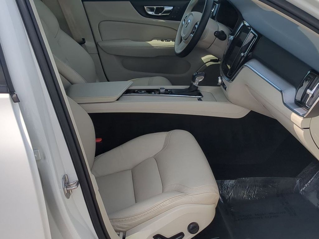 Thumbnail: 2020 Volvo V60 - 11