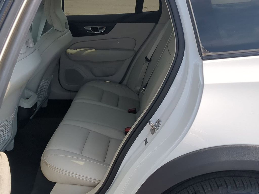 Thumbnail: 2020 Volvo V60 - 24