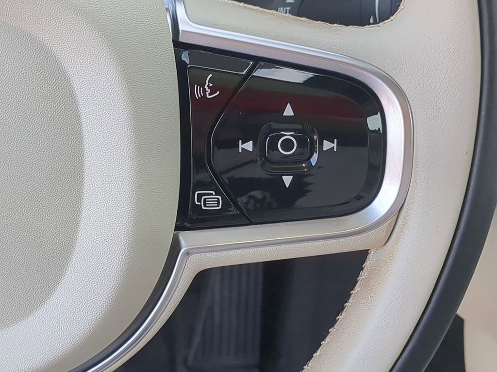 Thumbnail: 2020 Volvo V60 - 27