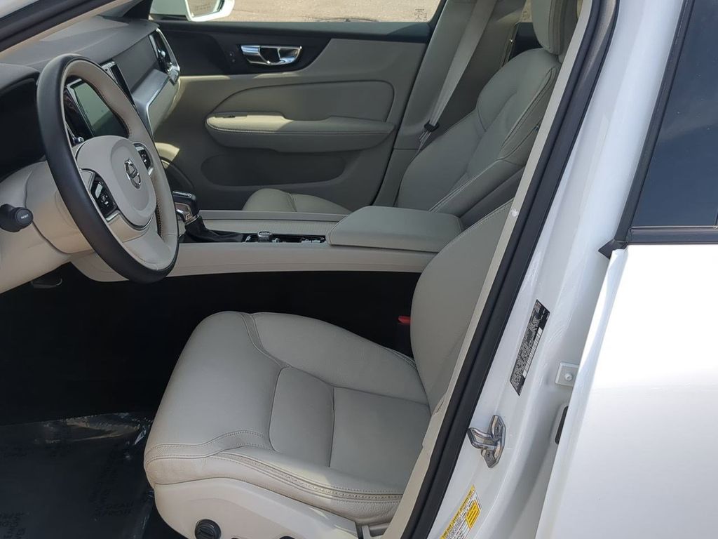 Thumbnail: 2020 Volvo V60 - 10