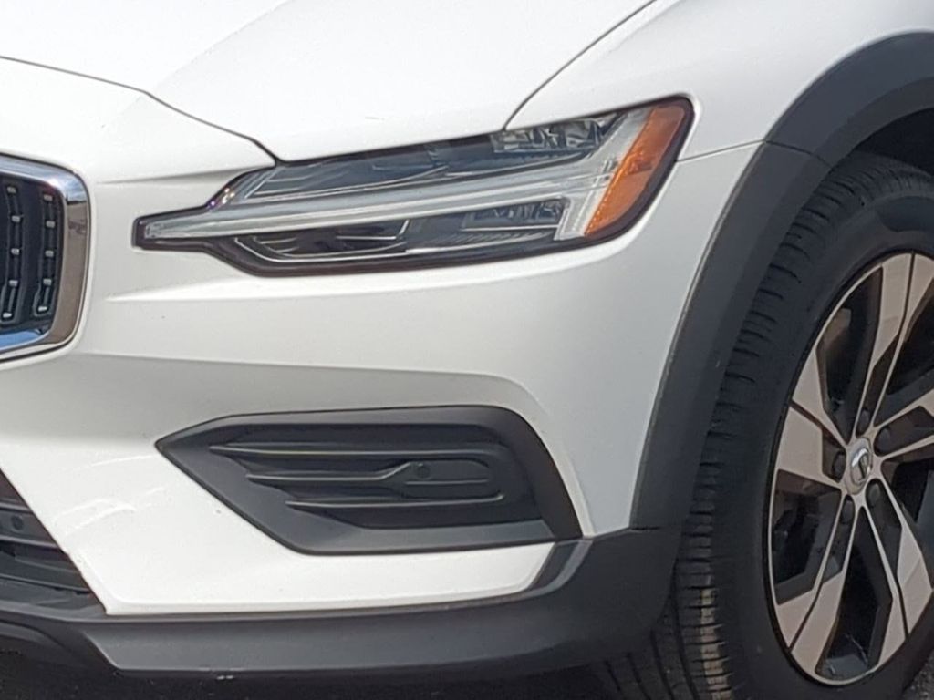 Thumbnail: 2020 Volvo V60 - 21