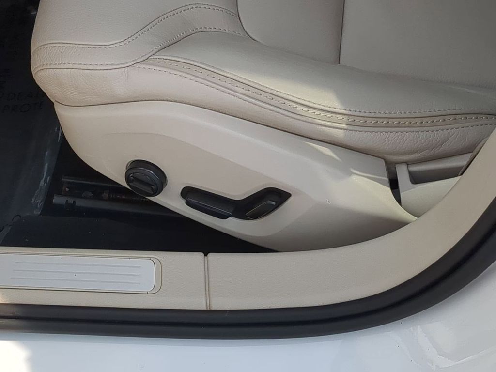 Thumbnail: 2020 Volvo V60 - 23