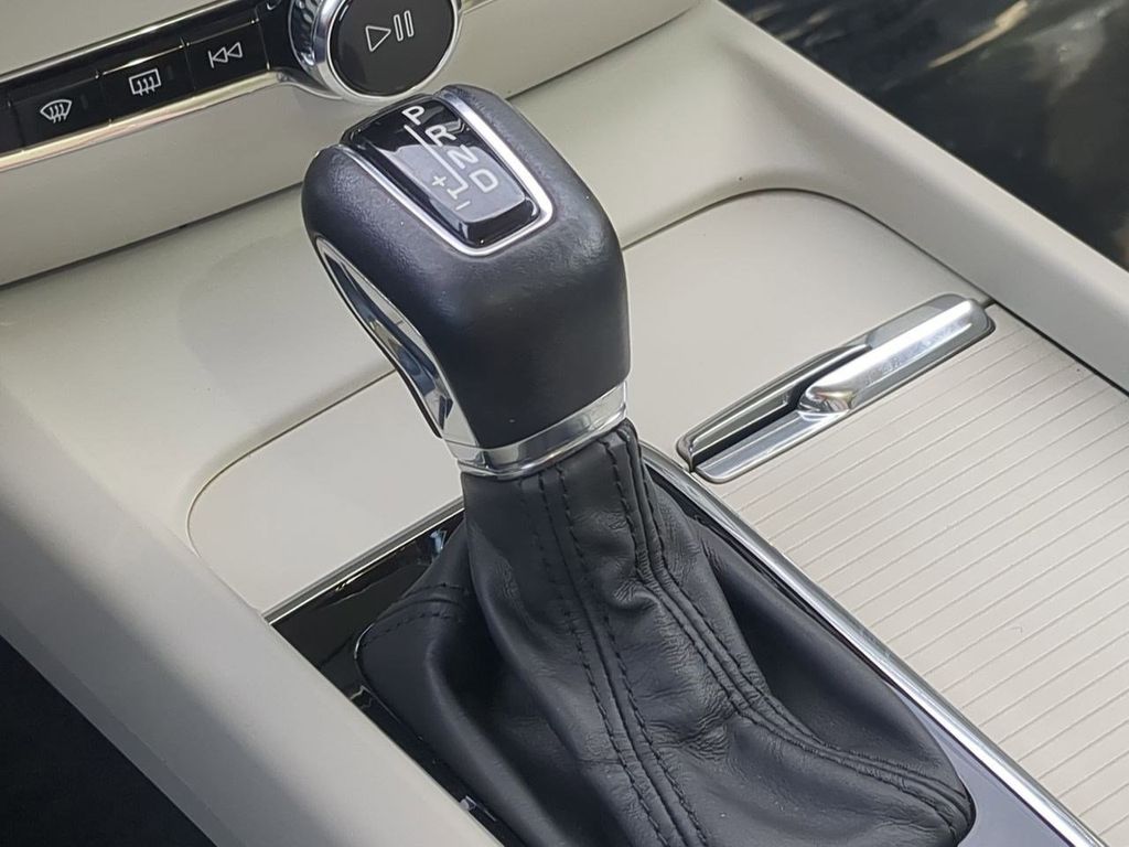 Thumbnail: 2020 Volvo V60 - 15