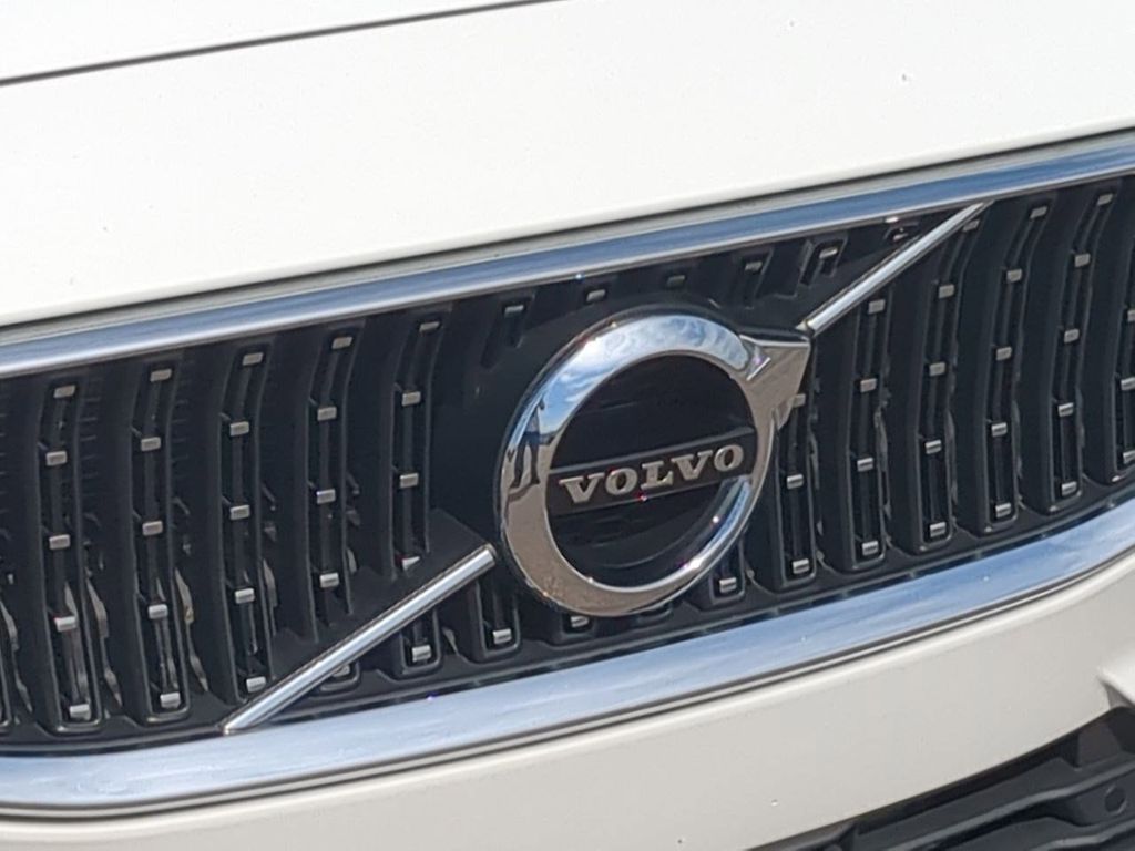 Thumbnail: 2020 Volvo V60 - 22
