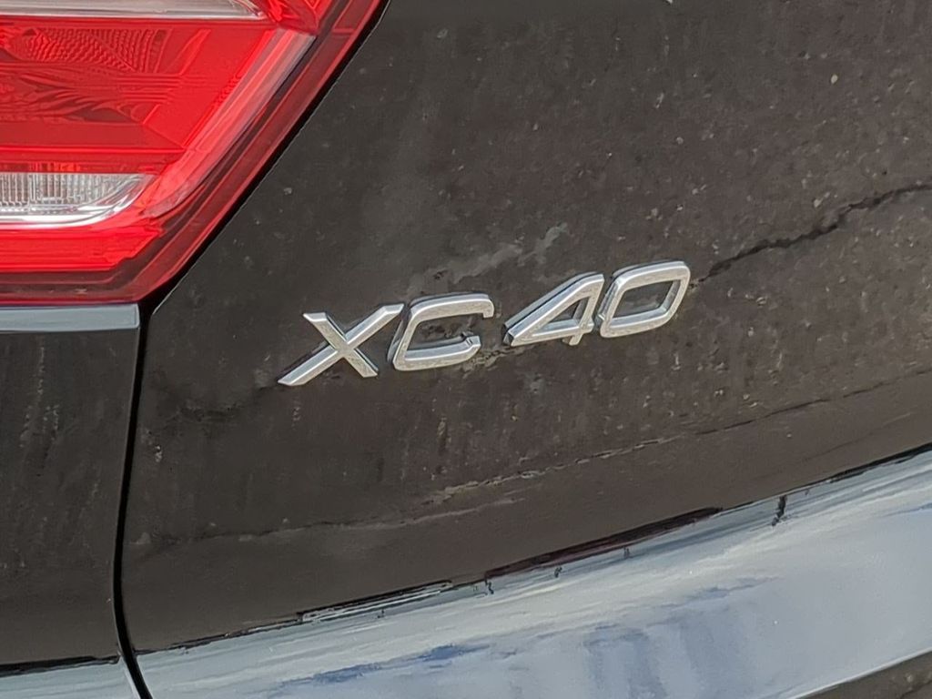 Thumbnail: 2021 Volvo XC40 - 7