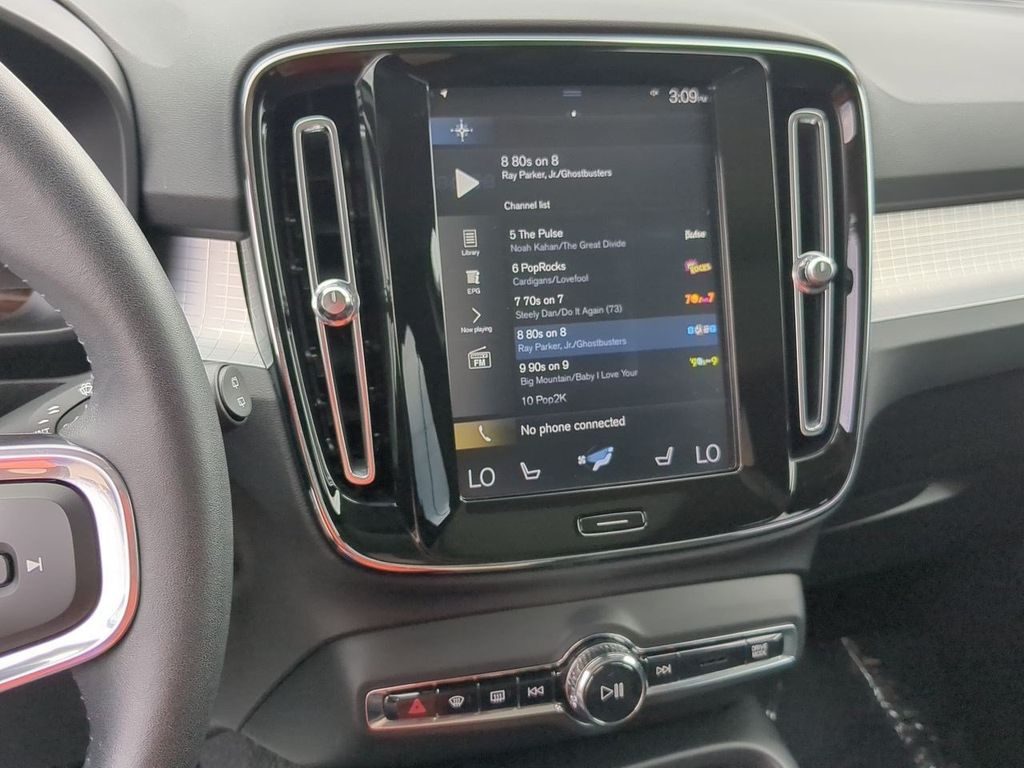 Thumbnail: 2021 Volvo XC40 - 28