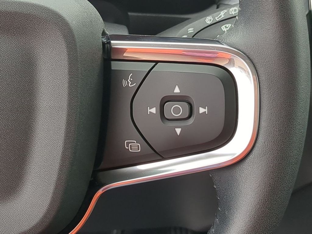 Thumbnail: 2021 Volvo XC40 - 27