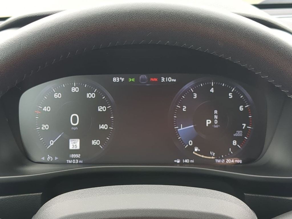 Thumbnail: 2021 Volvo XC40 - 16
