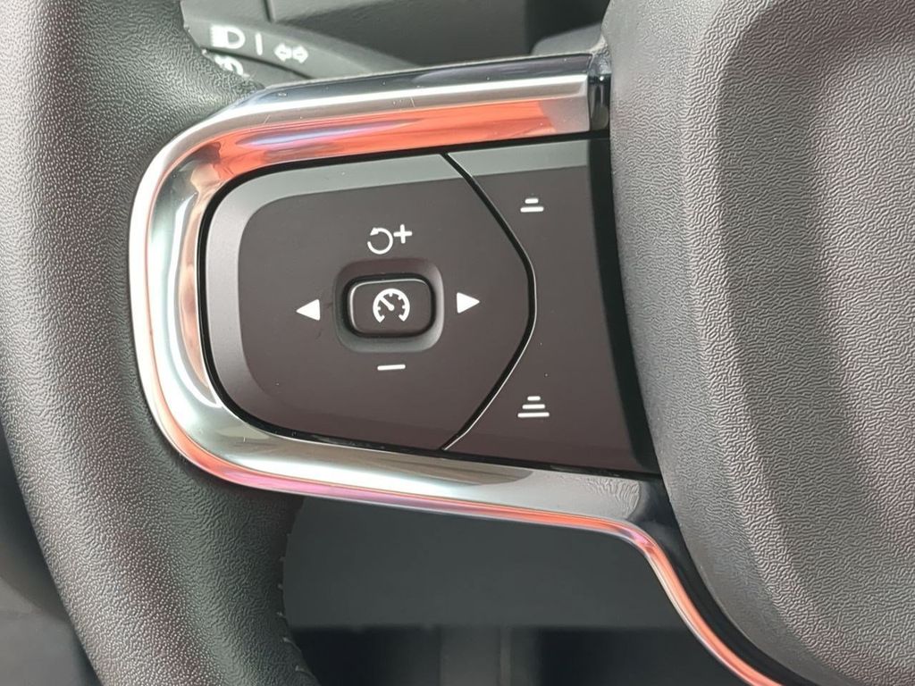 Thumbnail: 2021 Volvo XC40 - 26