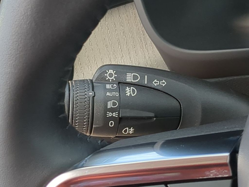 Thumbnail: 2020 Volvo XC40 - 28