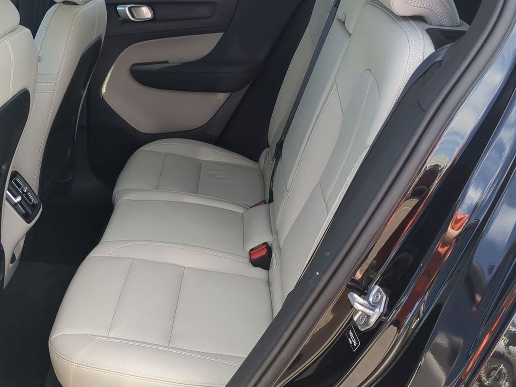 Thumbnail: 2020 Volvo XC40 - 24