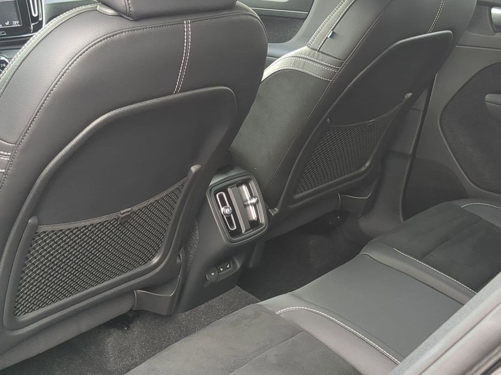 Thumbnail: 2021 Volvo XC40 - 26