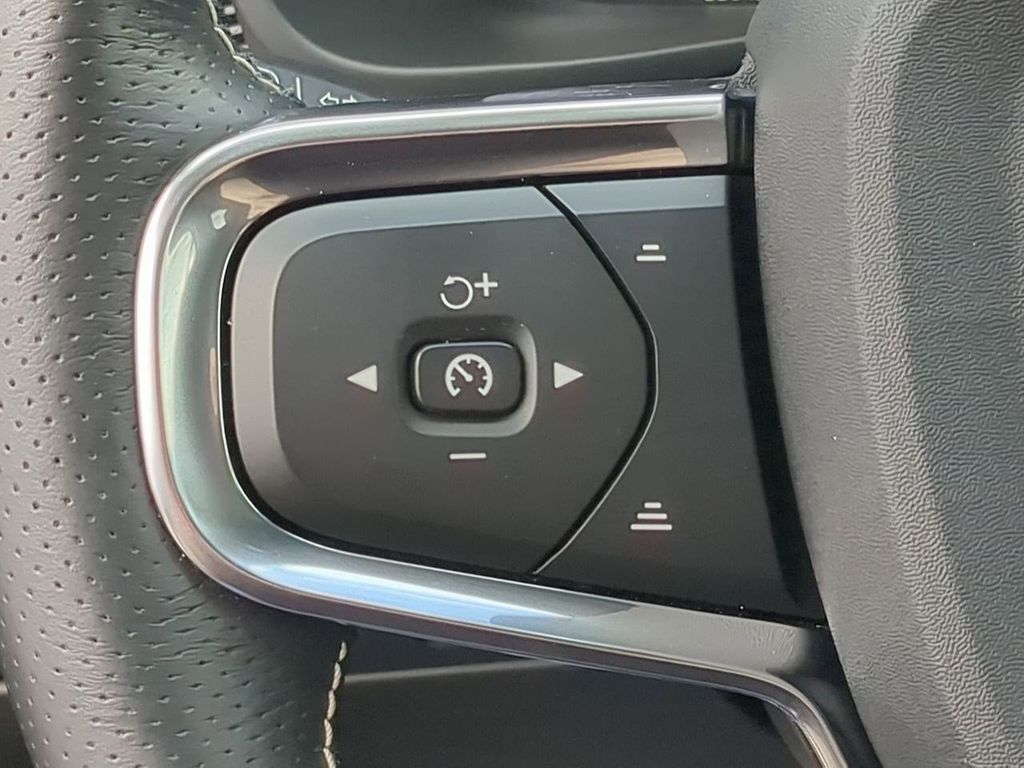 Thumbnail: 2021 Volvo XC40 - 28