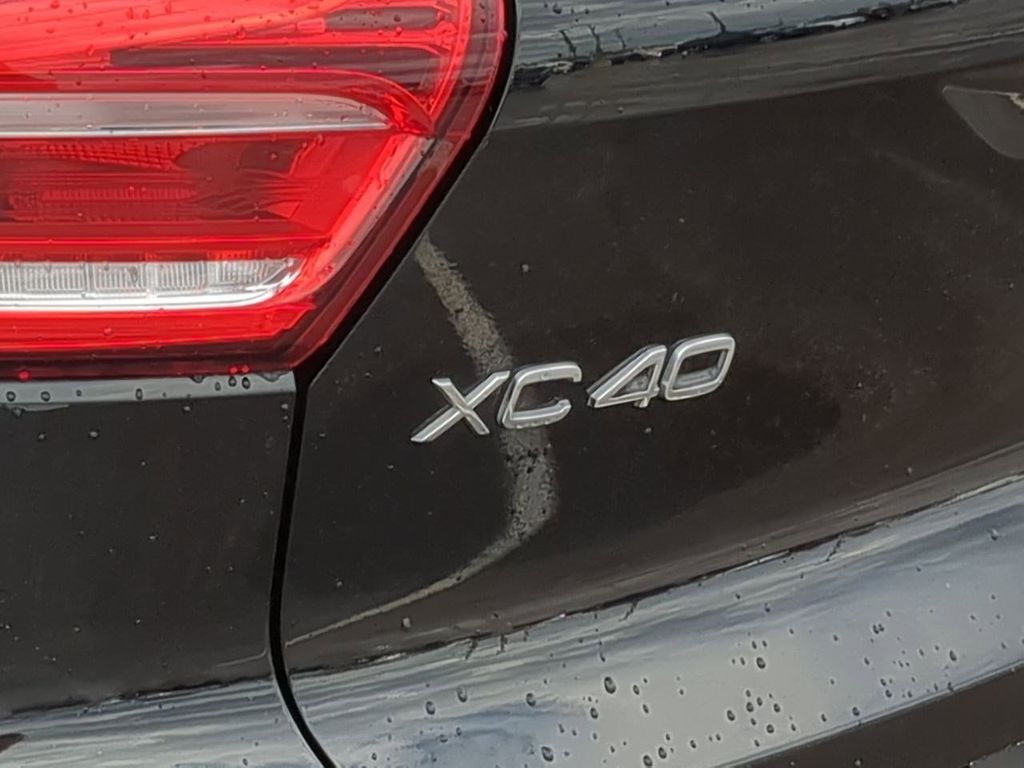 Thumbnail: 2021 Volvo XC40 - 24