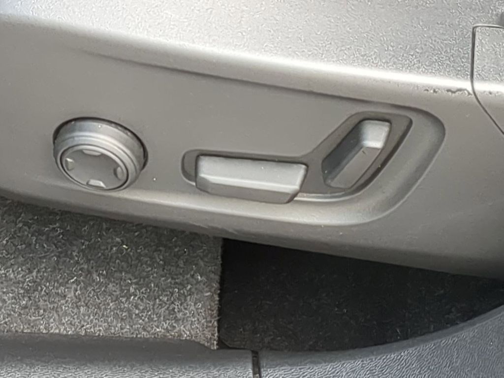 Thumbnail: 2021 Volvo XC40 - 25