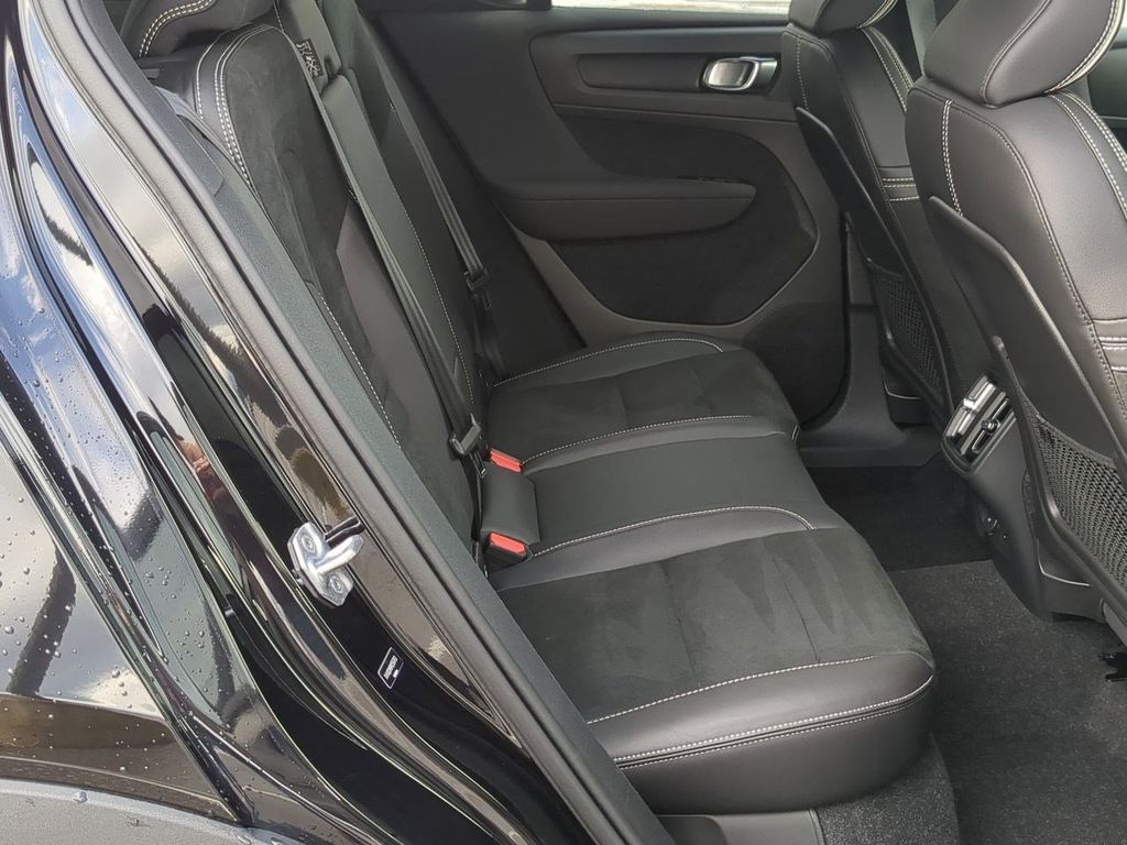 Thumbnail: 2021 Volvo XC40 - 27