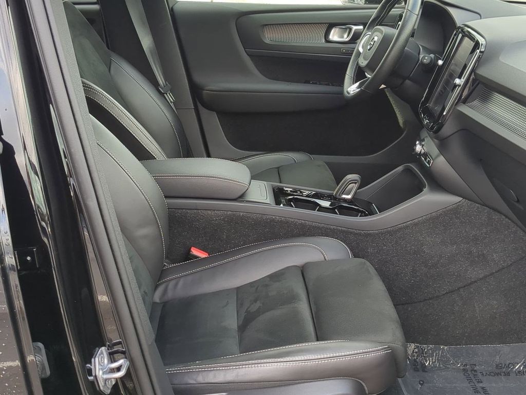 Thumbnail: 2021 Volvo XC40 - 11