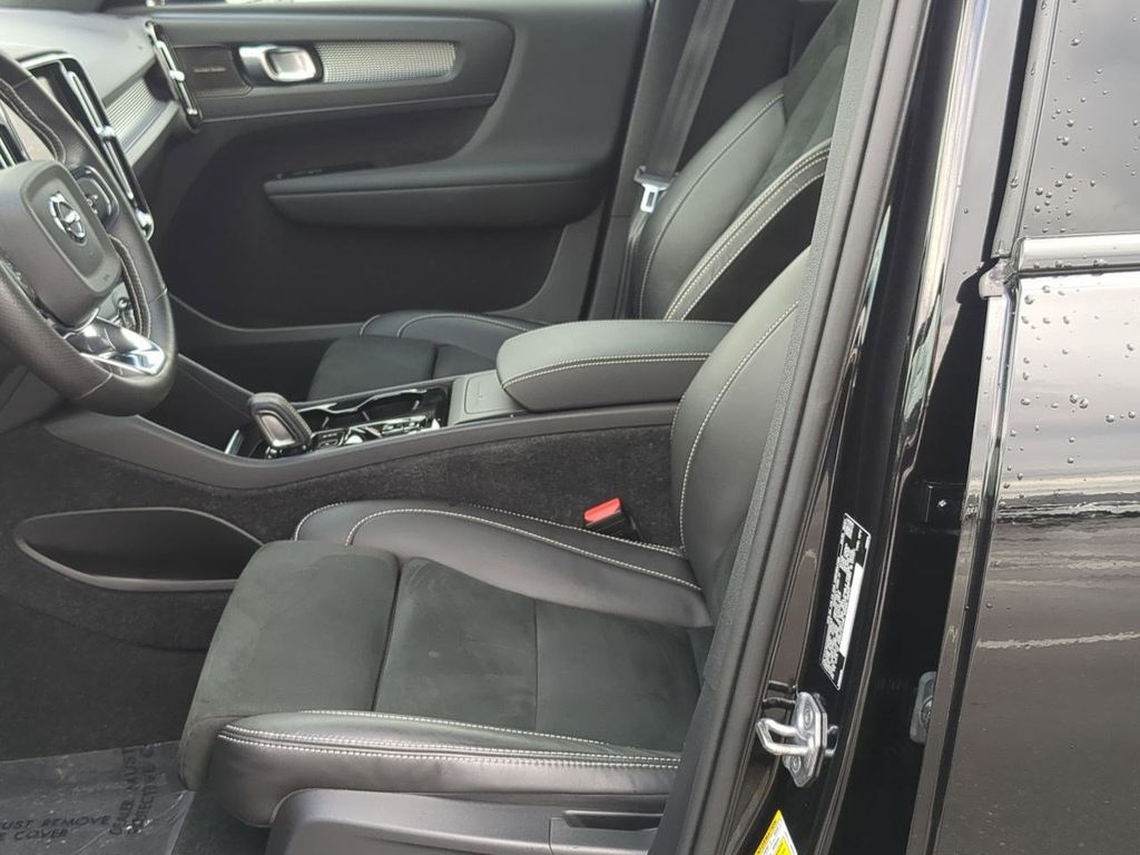 Thumbnail: 2021 Volvo XC40 - 10