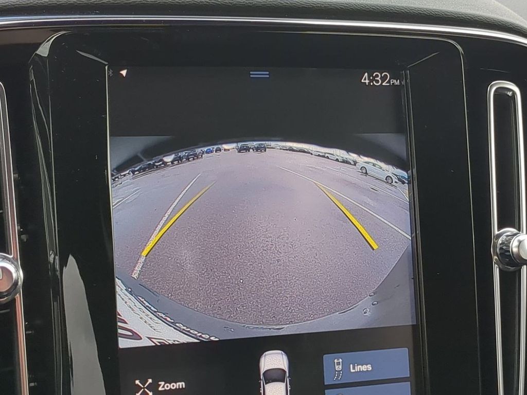 Thumbnail: 2021 Volvo XC40 - 32