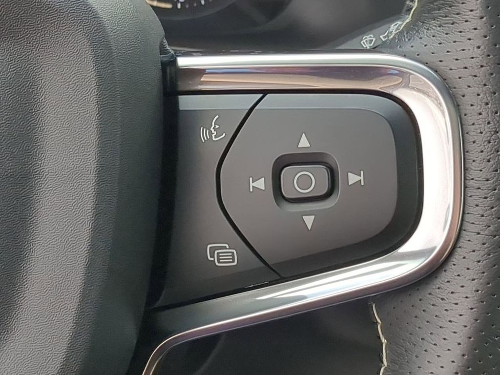 Thumbnail: 2021 Volvo XC40 - 29