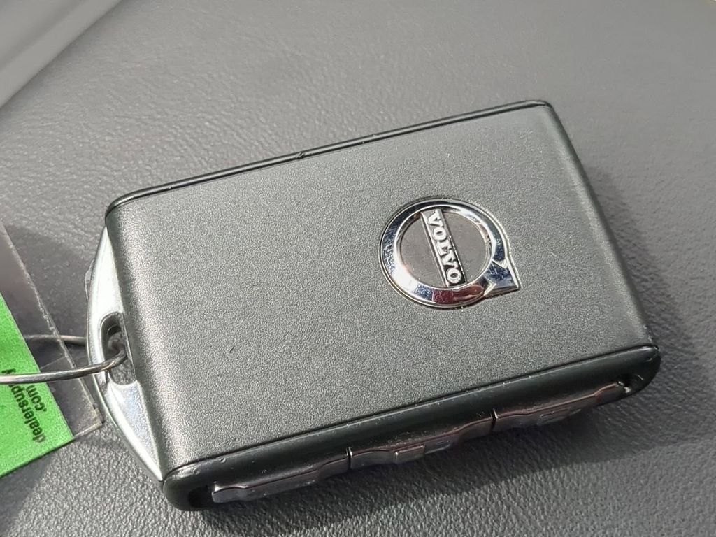 Thumbnail: 2021 Volvo XC40 - 18