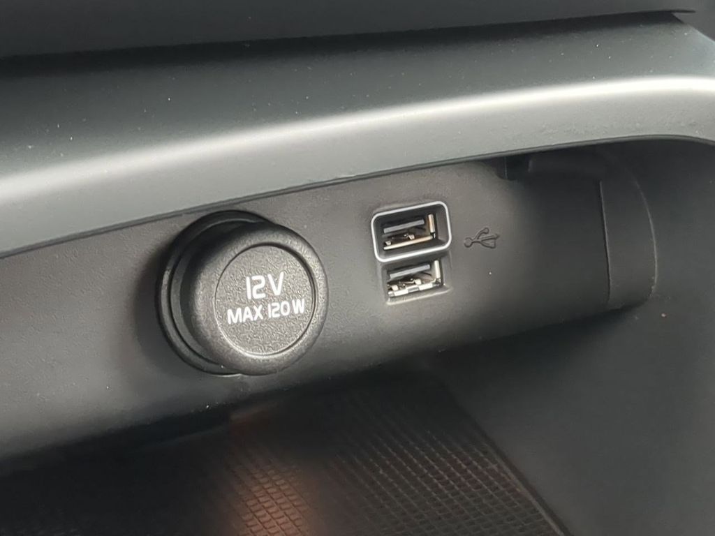 Thumbnail: 2021 Volvo XC40 - 33