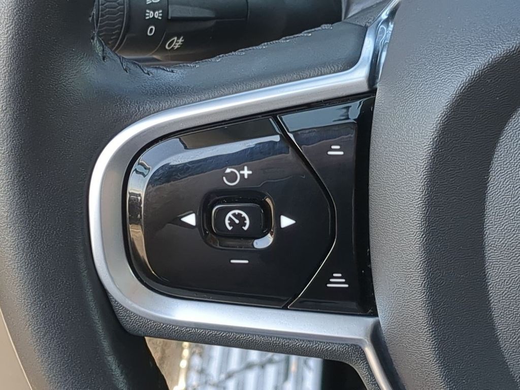 Thumbnail: 2022 Volvo XC90 - 26