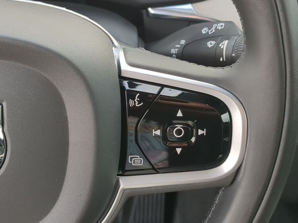 Thumbnail: 2020 Volvo XC60 - 28